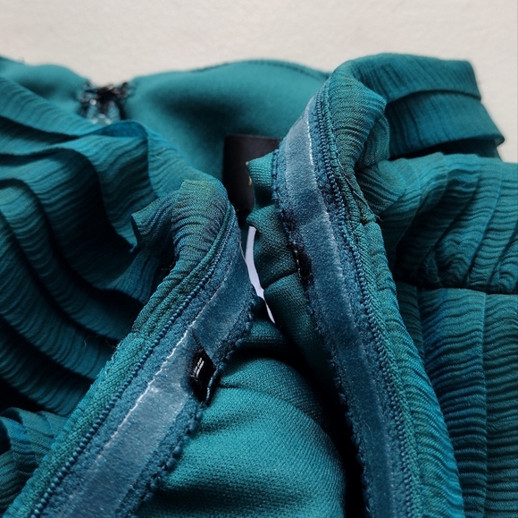 Tadashi Shoji 100% Silk Pleated Coquette Knee Length Dress Size 6 - Picture 16 of 16